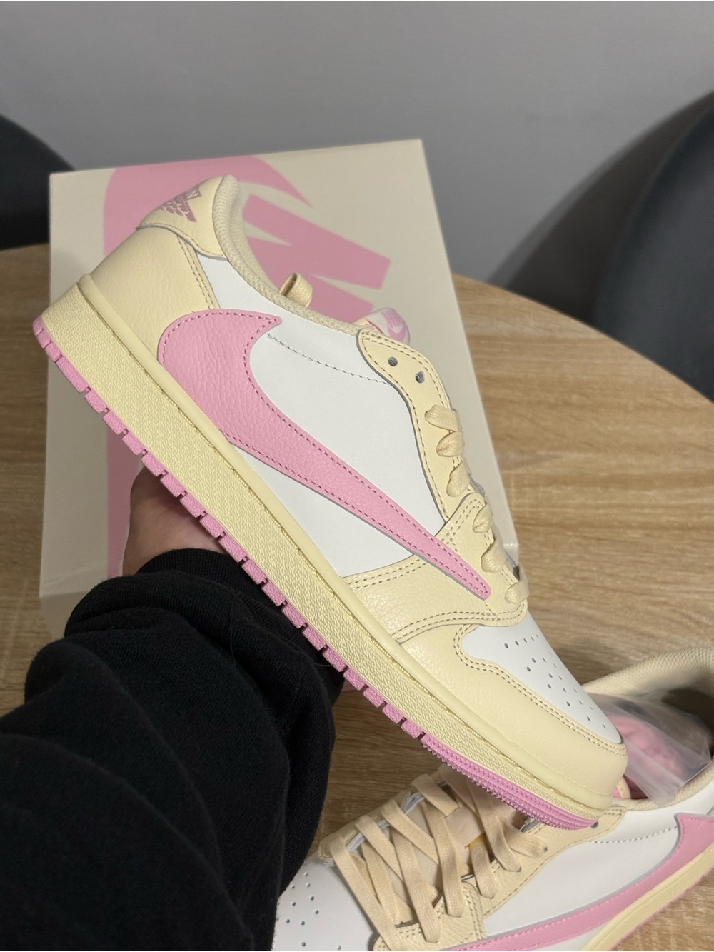 Jordan 1 low × Travis Scott Shy Pink